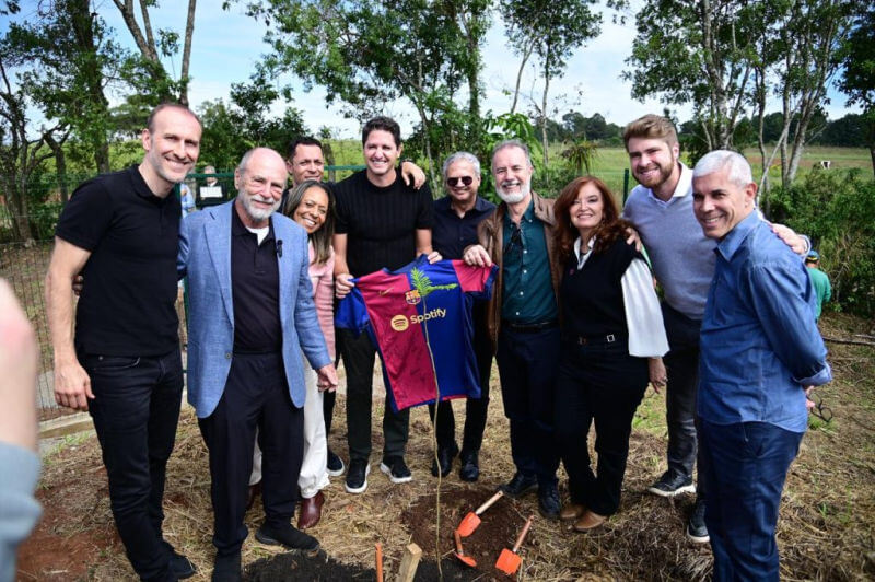 Plantio de 10 árvores simbólicas no terreno do novo Hospital Pediátrico do Pequeno Príncipe, em Curitiba, marca ação inédita na América Latina de neutralização de emissões de carbono de um jogo de futebol